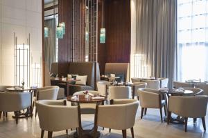 迪拜迪拜希尔顿艾尔哈布图尔城酒店的餐厅内带桌椅的用餐室