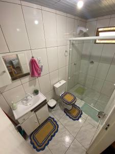 乌鲁比西Cabana Pé Da Serra dos Bitus的带淋浴、盥洗盆和卫生间的浴室