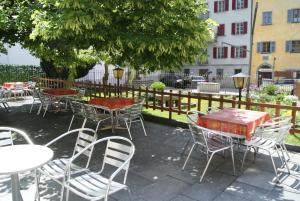 Vicosoprano阿尔伯格皮兹坎酒店的围栏前的一组桌椅