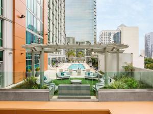 圣地亚哥Carte Hotel San Diego Downtown, Curio Collection By Hilton的一个带凉亭和游泳池的户外庭院