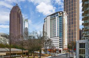 亚特兰大Hampton Inn & Suites Atlanta-Midtown, Ga的一座高楼高街的城市