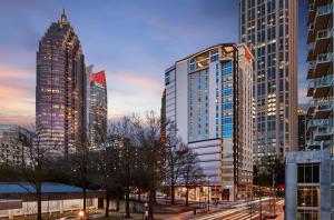 亚特兰大Hampton Inn & Suites Atlanta-Midtown, Ga的城市天际线,高楼和街道