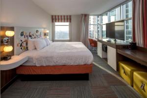 亚特兰大Hampton Inn & Suites Atlanta-Midtown, Ga的酒店客房设有一张床和一个大窗户