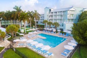 基韦斯特The Reach Key West, Curio Collection by Hilton的享有度假村游泳池的空中景致