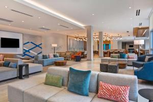 德斯坦Hilton Garden Inn Destin Miramar Beach, Fl的带沙发和椅子的大堂以及客厅。