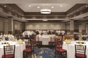 布雷亚希尔顿合博套房酒店 - 北奥兰治县的宴会厅配有白色的桌椅