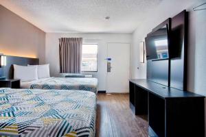 塞勒姆Motel 6-Salem, OR的酒店客房设有两张床和电视。