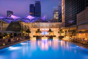 新加坡Conrad Centennial Singapore的城市的一个大型游泳池