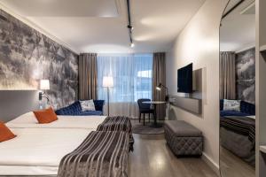 罗瓦涅米克罗瓦涅米市斯堪迪酒店的配有一张床和一张书桌的酒店客房
