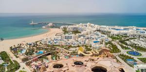 Hilton Salwa Beach Resort and Villas的享有度假胜地和海滩的空中景致