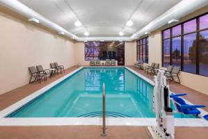 丹佛丹佛国际机场汉普顿旅馆的一座带室内游泳池的建筑中的游泳池