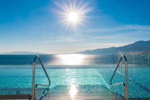 里耶卡Hilton Rijeka Costabella Beach Resort And Spa的享有水景的游泳池