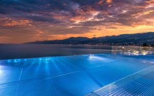里耶卡Hilton Rijeka Costabella Beach Resort And Spa的享有水景的游泳池