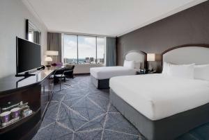 亚特兰大亚特兰大希尔顿酒店的酒店客房设有两张床和一台平面电视。