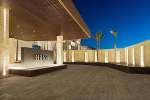 坎昆Hilton Cancun, an All-Inclusive Resort的建筑的侧面有标志