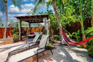 劳德代尔堡Tropical Paradise的后院的吊床,带凉亭
