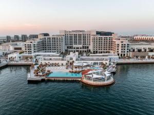 阿布扎比Hilton Abu Dhabi Yas Island的水上度假村的空中景观
