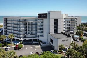 默特尔比奇DoubleTree Resort by Hilton Myrtle Beach Oceanfront的享有酒店空中景色,设有停车场