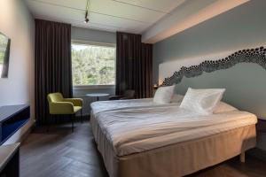 鲁卡斯堪的克卢卡霍维旅馆的一间设有大床和窗户的酒店客房