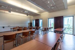鲁卡斯堪的克卢卡霍维旅馆的一间空的教室,里面设有桌椅和窗户