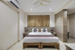 果阿旧城Collection O Avasa Grand的一间卧室设有一张大床和一个窗户。