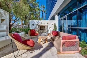 拉斯维加斯Virgin Hotels Las Vegas, Curio Collection by Hilton的庭院设有椅子、沙发和壁炉。