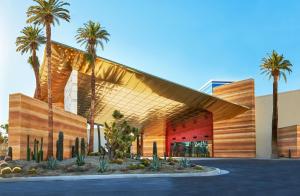 拉斯维加斯Virgin Hotels Las Vegas, Curio Collection by Hilton的一座棕榈树建筑