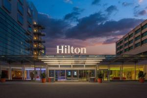 日内瓦Hilton Geneva Hotel and Conference Centre的一座有黑尔顿标志的建筑