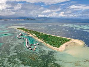 伊洛特梅特内DoubleTree by Hilton Noumea Ilot Maitre Resort的海洋岛屿的空中景观