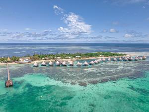 伊洛特梅特内DoubleTree by Hilton Noumea Ilot Maitre Resort的海洋度假胜地的空中景观