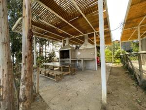 埃尔塔波Lindo Departamento en El Tabo, Condominio Vista Mar的一个带桌子和烧烤架的户外厨房