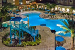 奥兰多Homewood Suites By Hilton Orlando Flamingo Crossings, Fl的享有酒店游泳池的顶部景色