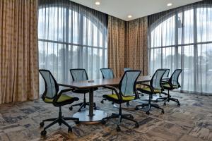 奥兰多Home2 Suites By Hilton Orlando Flamingo Crossings, FL的一间会议室,配有长桌子和椅子
