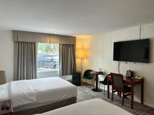 斯阔米什八月杰克汽车旅馆的酒店客房配有一张床、一张书桌和一台电视。