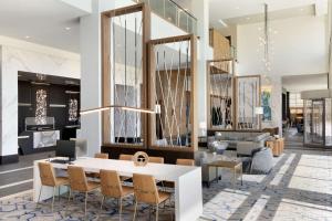 阿尔法利塔Hilton Alpharetta Atlanta的一间配备有白色桌椅的用餐室