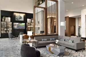 阿尔法利塔Hilton Alpharetta Atlanta的客厅配有两张沙发和一张桌子