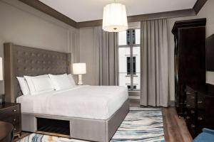 查尔斯顿Hilton Club Liberty Place Charleston的卧室设有一张白色大床和一扇窗户。