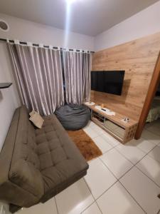 沙佩科Apartamento centro Efapi ideal para trabalho ou estudo的带沙发和平面电视的客厅