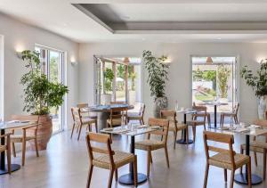 MilawaLancemore Milawa的用餐室设有桌椅和窗户。