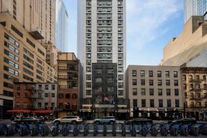 纽约Courtyard by Marriott New York World Trade Center Area的停在城市的一群自行车,有建筑物