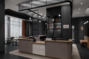 纽约Courtyard by Marriott New York World Trade Center Area的餐厅设有桌椅