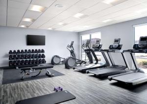 雷德蒙德Hampton Inn Redmond Bend Airport的健身房设有跑步机和椭圆机