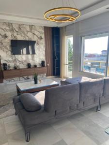 丹吉尔luxury condo with sea view的客厅配有大沙发和桌子