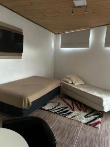 科洛尼亚-德尔萨克拉门托Alquiler temporal Colonia del Sacramento的小房间设有床和沙发
