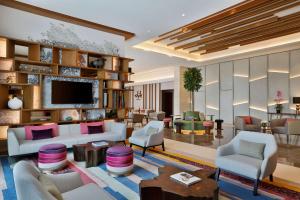 沙迦DoubleTree by Hilton Sharjah Waterfront Hotel And Residences的客厅配有家具和电视。