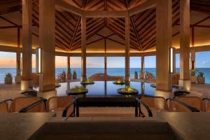 马累Hilton Maldives Amingiri Resort & Spa的海景用餐室