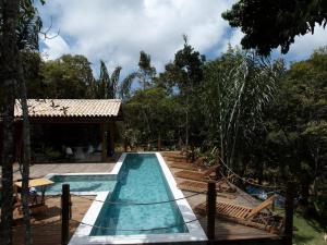 马塔迪圣若昂Refúgio Integração的一座拥有别墅和树木的度假村的游泳池