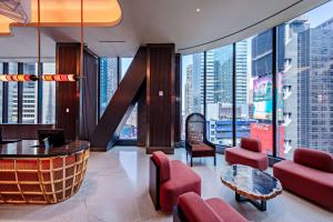 纽约Tempo By Hilton New York Times Square的酒店大堂享有城市美景。