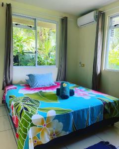 波拉波拉Toa Lodge Bora Bora的窗户客房内的一张床位
