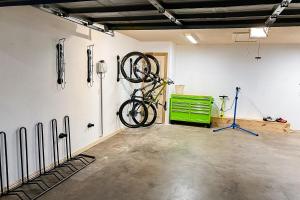 本顿维尔Windsor Retreat的墙上挂着自行车的房间